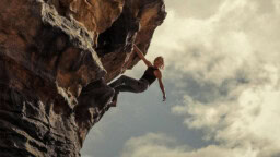 Charlize Theron luonnon ja saalistajan armoilla – Apex-elokuvasta julkaistiin täyspitkä traileri