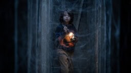 Suoratoistossa on nyt vuoden 2023 kauhuleffa – seinistä alkaa kuulua pelottavia koputuksia