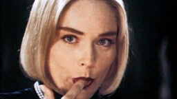 Netflixiin lisättiin Sharon Stonen absurdi erotiikkajännäri – puri Baldwinin kieltä niin lujaa että puhekyky meni