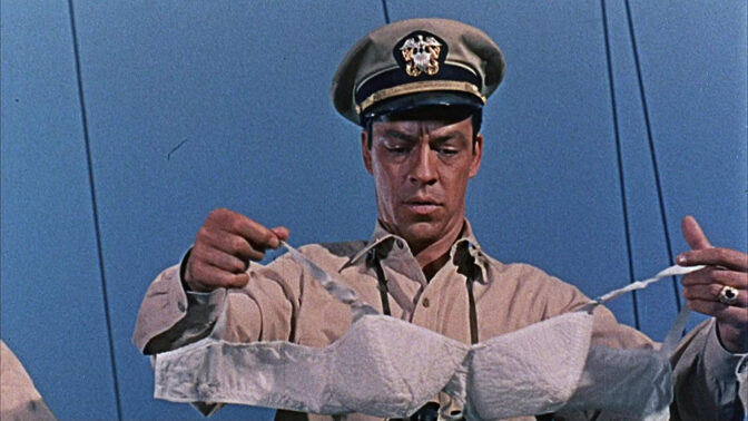 Illalla tv:ssä: Viihdyttävä ja hauska sotakomedia perustuu todellisuuteen – ja siinä nähdään vaaleanpunainen sukellusvene!