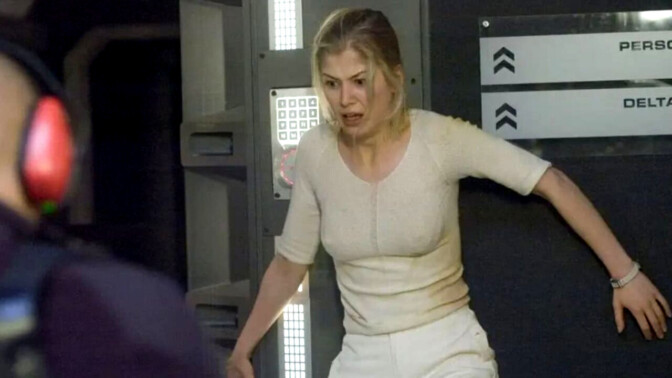 ”Se on yksi kaikkien aikojen surkeimpia elokuvia”: Rosamund Pike luuli, että tämä roskaleffa päättäisi hänen uransa