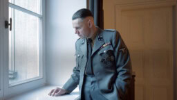 Nyt suoratoistossa: Palkintopöytiä tyhjentänyt poikkeuksellinen elokuva – keskitysleirin varjossa eletään tavallista arkea