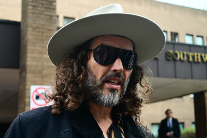 MAGA-stara Russell Brand myönsi harrastaneensa seksiä alaikäisen kanssa, kun hän oli itse 30