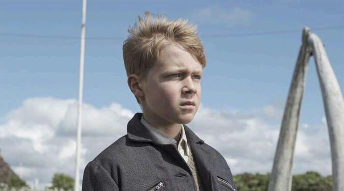 Natsivanhempien lapsi sotaa karussa paratiisisaarella – Amrum-elokuvasta julkaistiin traileri