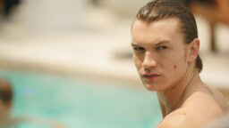 Räjähdysmäisen suosittu sarja tuli viimein suoratoistoon: ”Saa katsojan posket punottamaan”