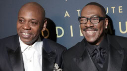 Eddie Murphy sai elämätyöpalkinnon – Chappelle käytti tilaisuuden hyväkseen ja kutsui hänet ohjelmaansa
