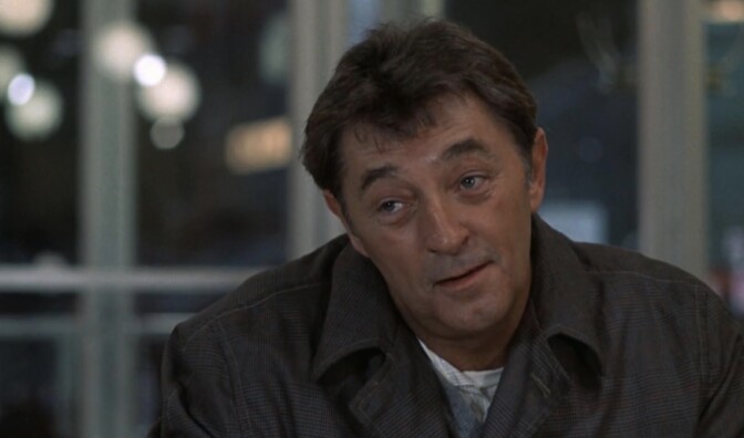 Oletko nähnyt tämän 1970-luvun kivenkovan timantin? Näyttelijä heitti valokuvaajaa tuopilla ja saapui kuvauksiin hoiperrellen