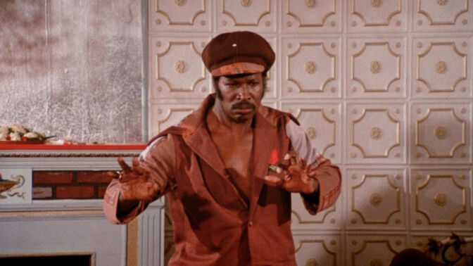 Kulttihetki: Ilmaiskatselussa anarkistinen 70-luvun toiminta- ja komediamyrsky