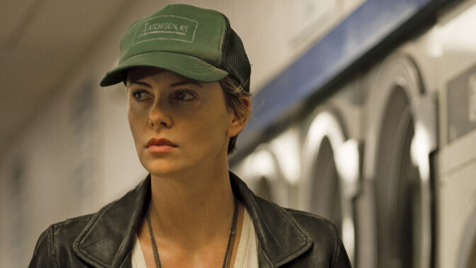 Nyt suoratoistona: Gone Girl -kirjailijan toinen romaani elokuvana – Charlize Theron murhamysteerin ytimessä