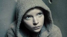 ”Jason Bourne kohtaa Ex Machinan” – muistatko Anya Taylor-Joyn scifi-elokuvan vuodelta 2016?