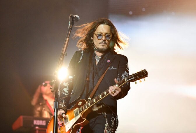 Johnny Depp esittää seuraavaksi yhden raskaan rockin tunnetuimmista kappaleista – näyttelijän tukena kovia rocktähtiä