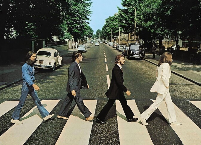 Suojatien yli kulkee tutunnäköinen nelikko – Beatles-elokuvien tähdet nähtiin kuvaamassa ikonista kansikuvaa