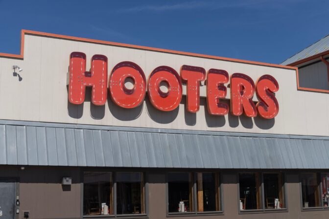 Rintapalat tiskiin – Hooters-raflaketjusta tehdään elokuva