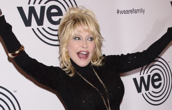 Dolly Parton -julkaisuja tulossa paljon koiranherkuista elämäkertaleffaan: ”Jos näette julkaisuja Dollyn virallisten sivujen kautta…”