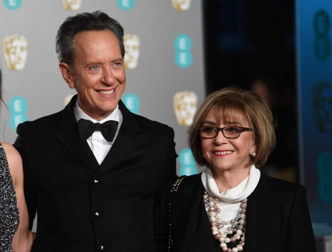 ”En aio koskaan enää nähdä heitä” – Richard E. Grant katkaisi välit joihinkin ystäviinsä vaimonsa kuoleman jälkeen