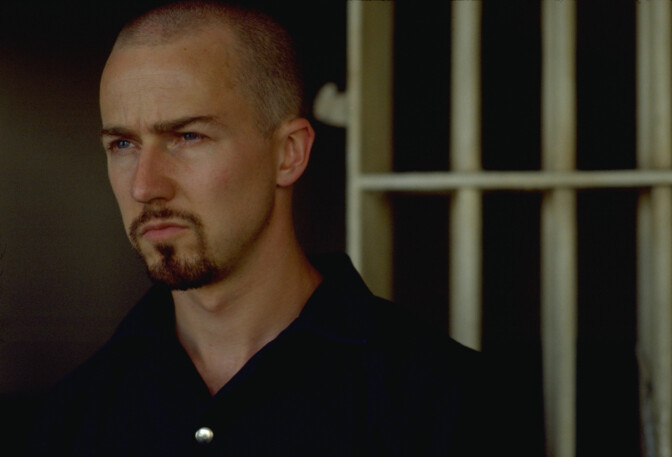 Illalla tv:ssä: Edward Norton tekee hurjan roolin – elokuvan järkyttävä kohtaus jää väistämättä mieleen