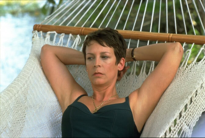 Nyt Netflixissä: Jamie Lee Curtis täräytti Brosnan-jännärissä rinnoistaan: ”Voit kuvata niitä mistä kulmasta tahansa”