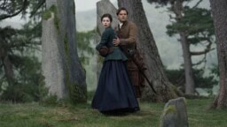Outlander-hittidraaman esiosatarina jatkuu pian – kakkoskauden trailerilla kapinalliset käyvät taistoon ja romantiikka roihuaa