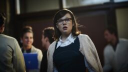 Netflixiin lisättiin kehuttu aikamatkatrilleri – ”Elokuvan 97 minuuttia suorastaan lentävät ohi”