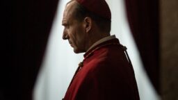 Tänään tv:ssä: Ralph Fiennesin tähdittämä vuoden 2024 elokuva on kuin Game of Thrones -jakso – Nyt ensi kertaa Suomen kanavilla
