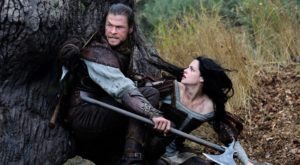 Illalla tv:ssä: Kehnosti toteutettu fantasia Marvel-tähdellä – Charlize Theronin puku pakotti melkein katselemaan lattiaa